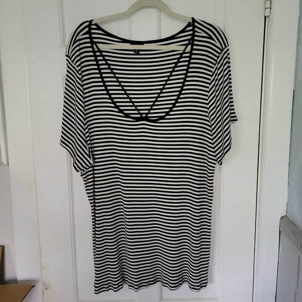 Torrid Size 5 Black/White Striped Ribbed Stretch Top w/ String Detailed Neckline